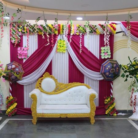 Shourya Hotel And Banquet Нойда Экстерьер фото