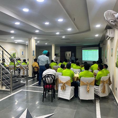 Shourya Hotel And Banquet Нойда Экстерьер фото