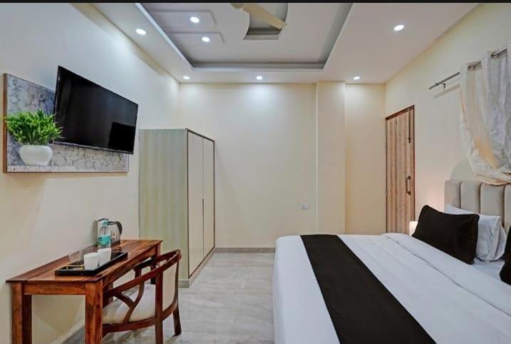 Shourya Hotel And Banquet Нойда Экстерьер фото