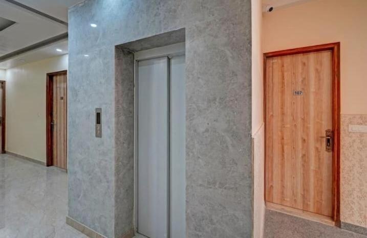 Shourya Hotel And Banquet Нойда Экстерьер фото