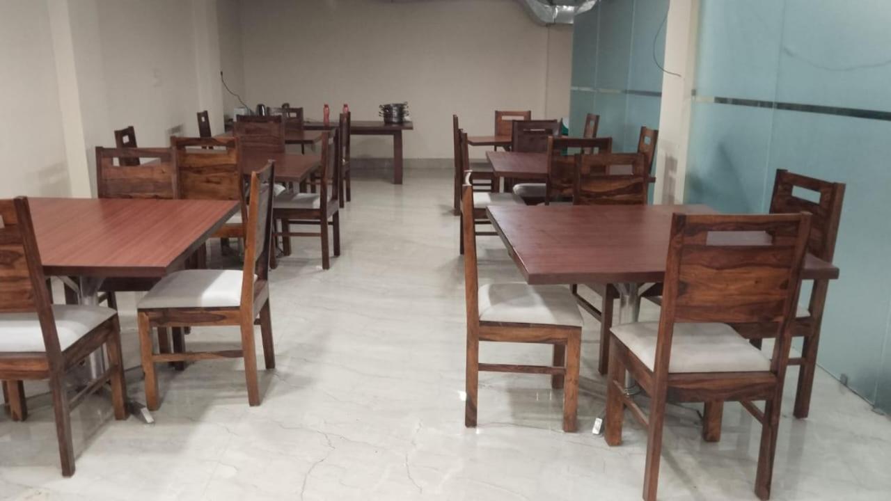 Shourya Hotel And Banquet Нойда Экстерьер фото