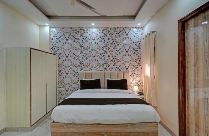 Shourya Hotel And Banquet Нойда Экстерьер фото