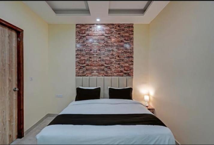 Shourya Hotel And Banquet Нойда Экстерьер фото