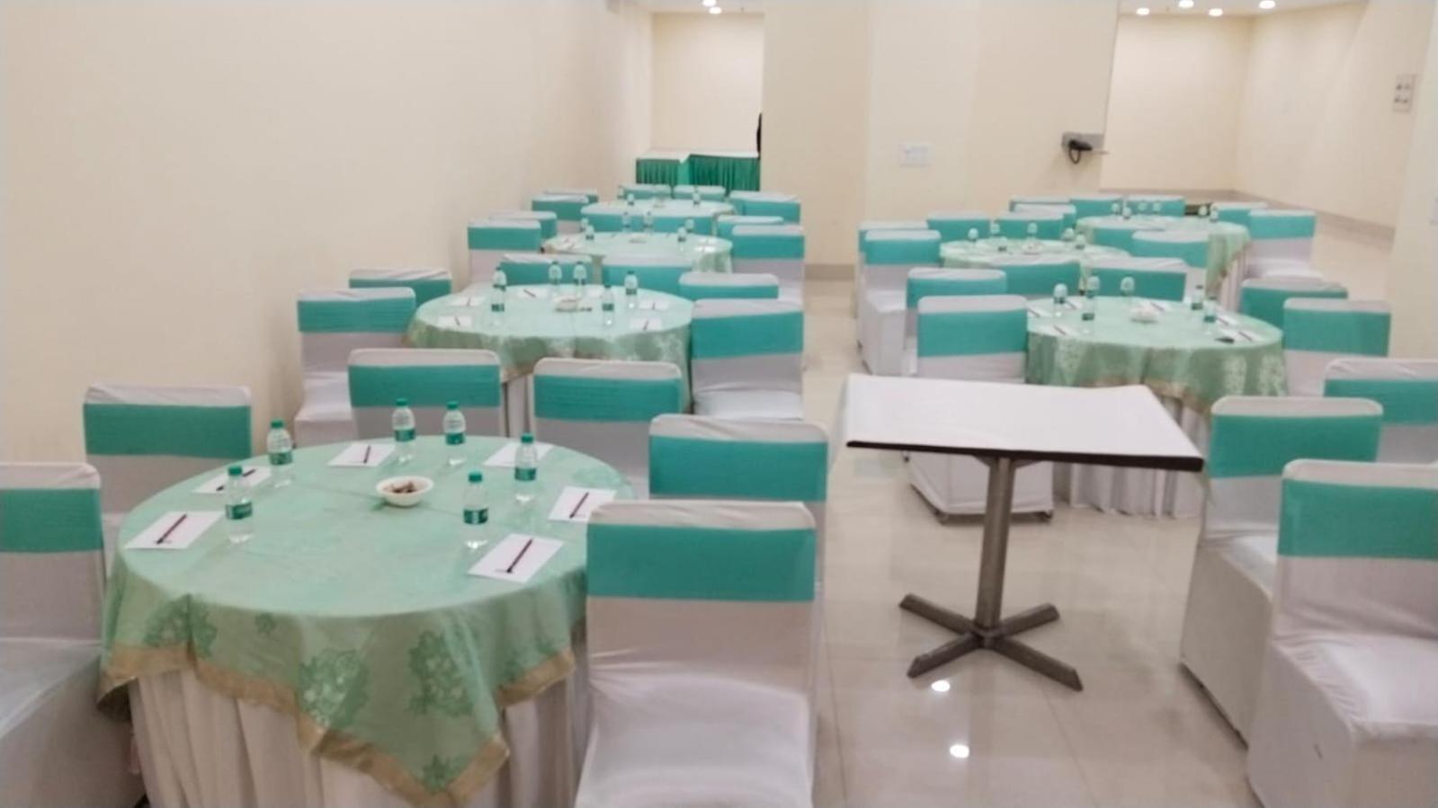 Shourya Hotel And Banquet Нойда Экстерьер фото