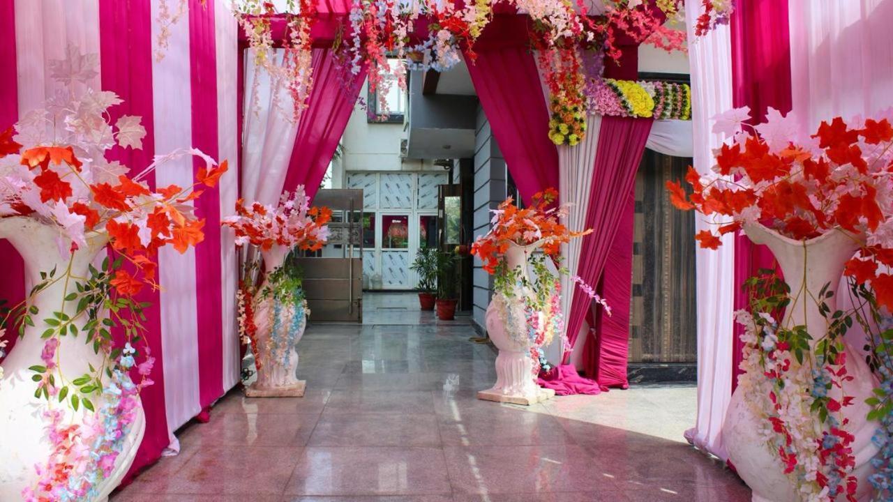 Shourya Hotel And Banquet Нойда Экстерьер фото
