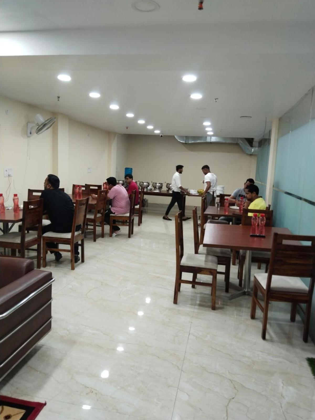 Shourya Hotel And Banquet Нойда Экстерьер фото