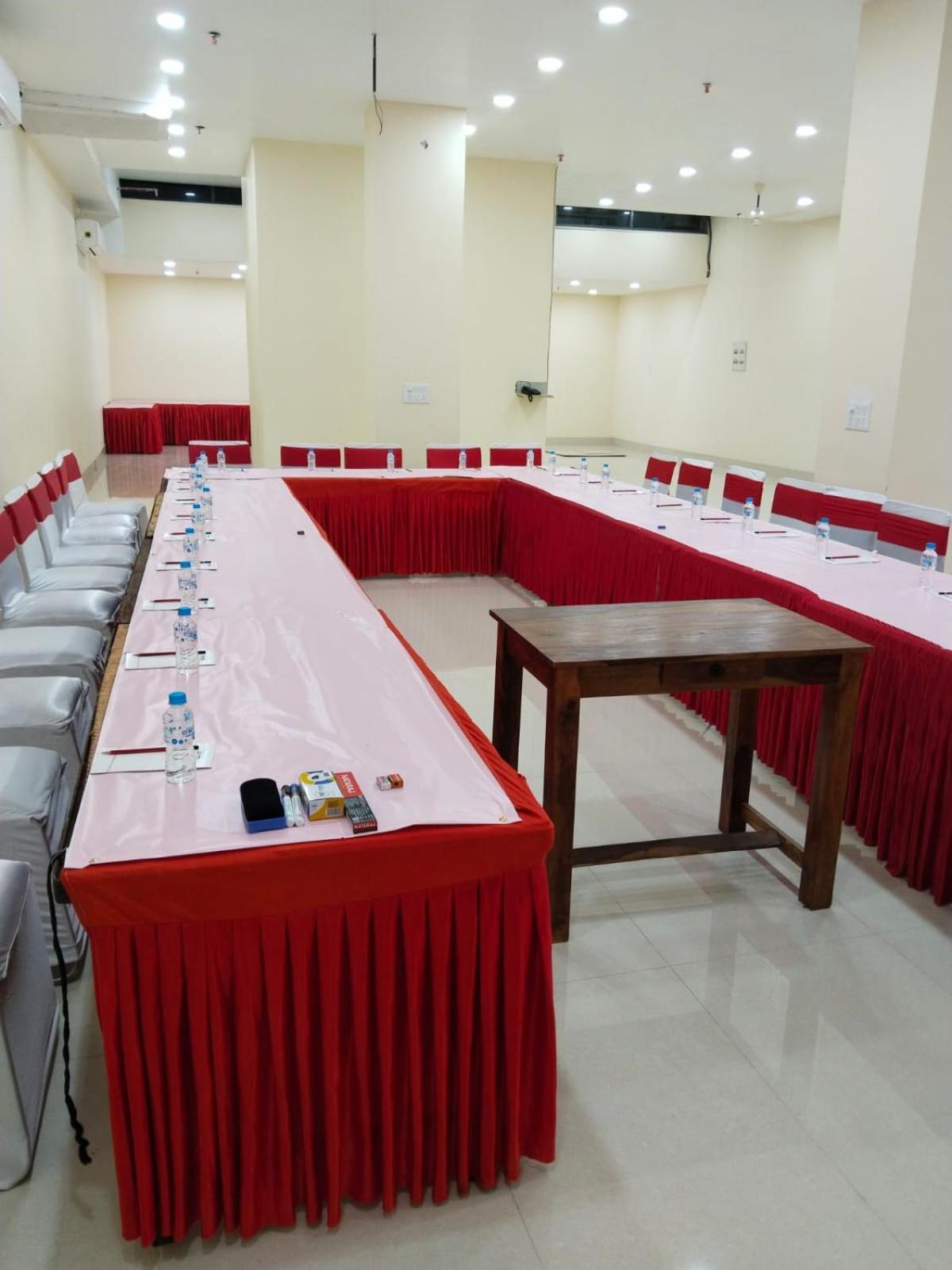 Shourya Hotel And Banquet Нойда Экстерьер фото